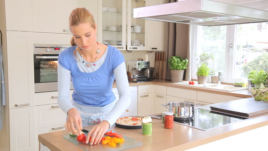 Kate cook breakfast when she. Cooking in the Kitchen. Mother in the Kitchen. Woman Cooking. Mom Cooking.